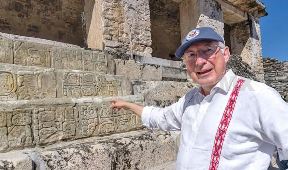 Ken Salazar recorre zona de Palenque