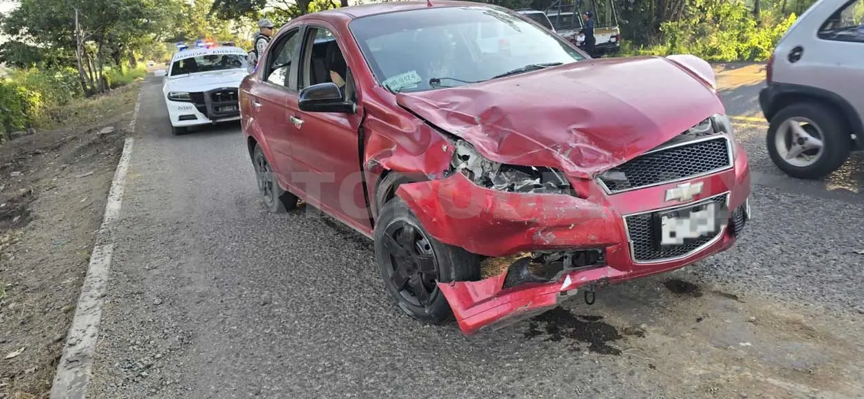 Par de sedanes acaban destrozados en la carretera