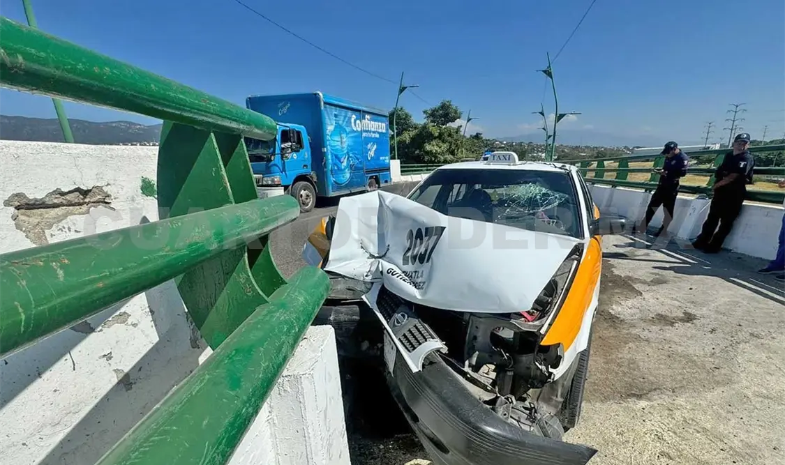Se estrella taxi contra muro de contención
