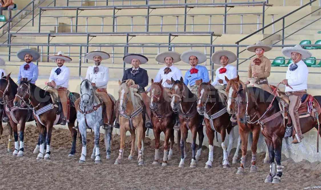 Los jinetes portaron su vestimenta con orgullo durante el homenaje al atleta. Diego Pérez/CP