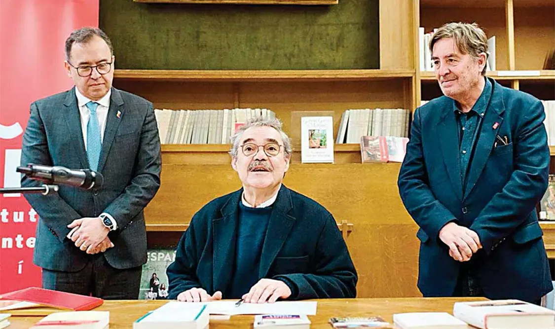 Gonzalo García Barcha (centro), Alfonso Prada, embajador de Colombia en Francia (izq.), y Luis García Montero (der.). Cortesía