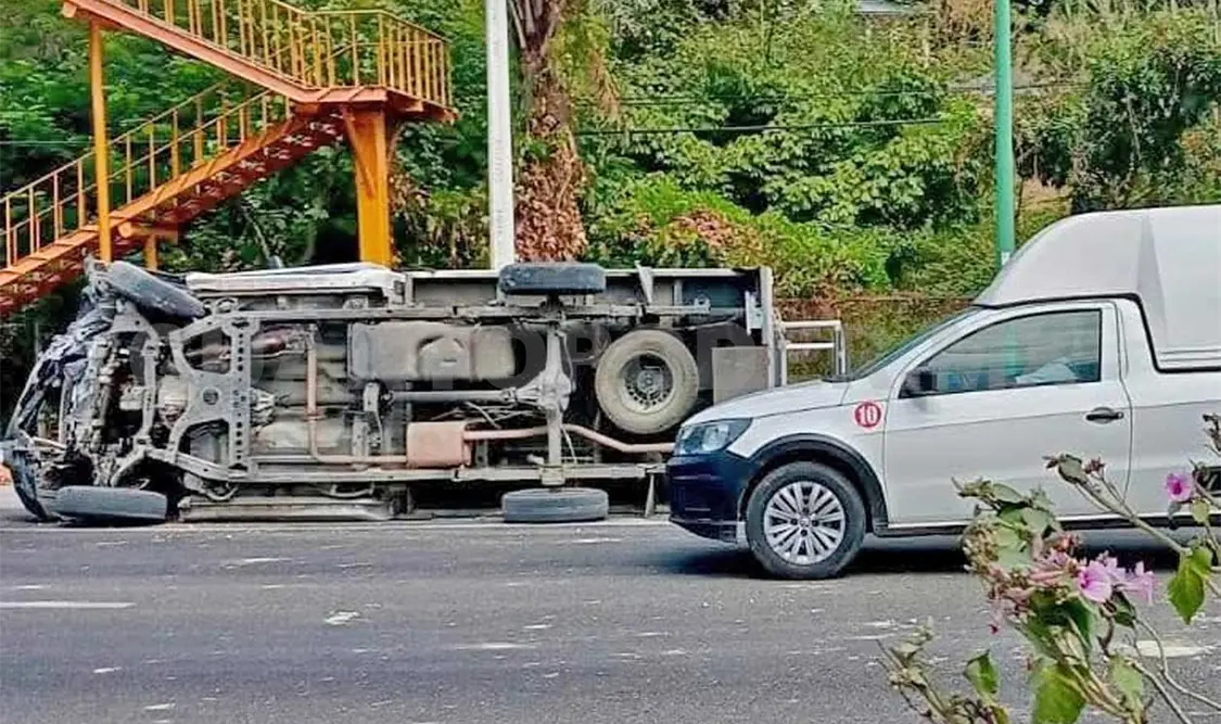 La unidad se estampó en la guarnición y acabó accidentada a un costado de la vía. Ulises Villalobos / CP