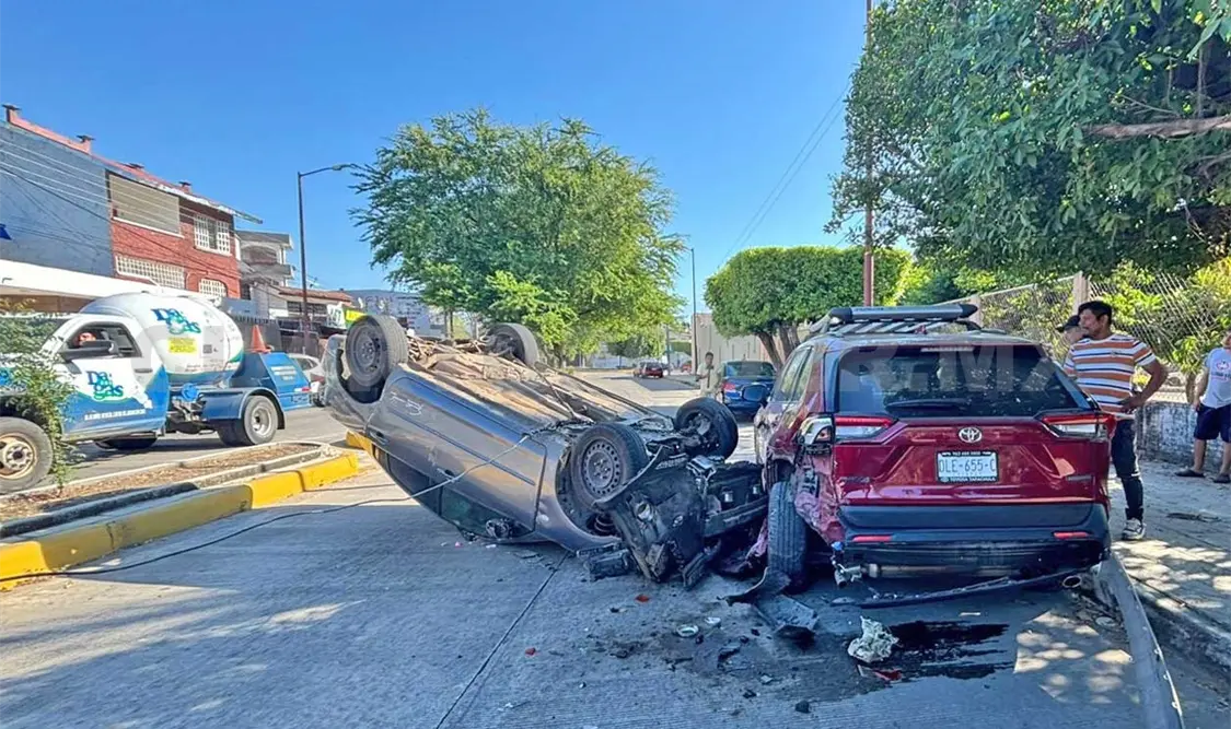 El Mazda al parecer era conducido a exceso de velocidad. Víctor Sánchez / CP