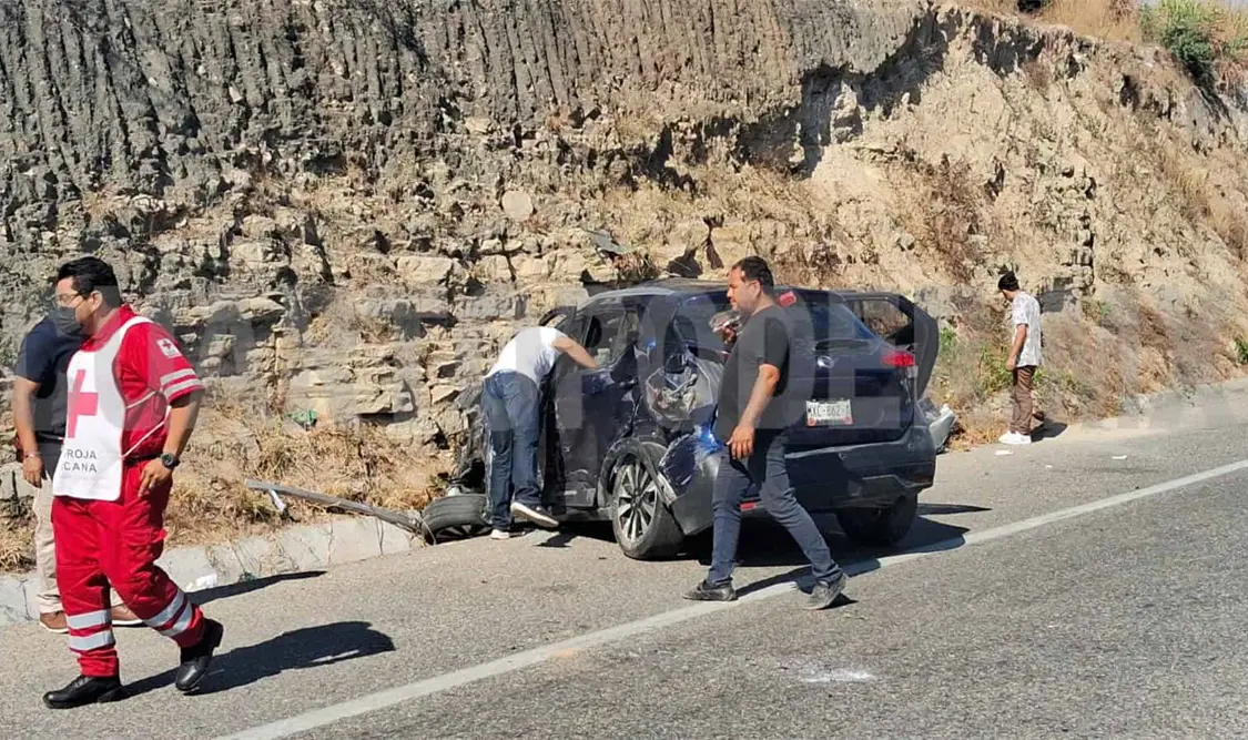 Cae SUV de puente vehicular con familia a bordo