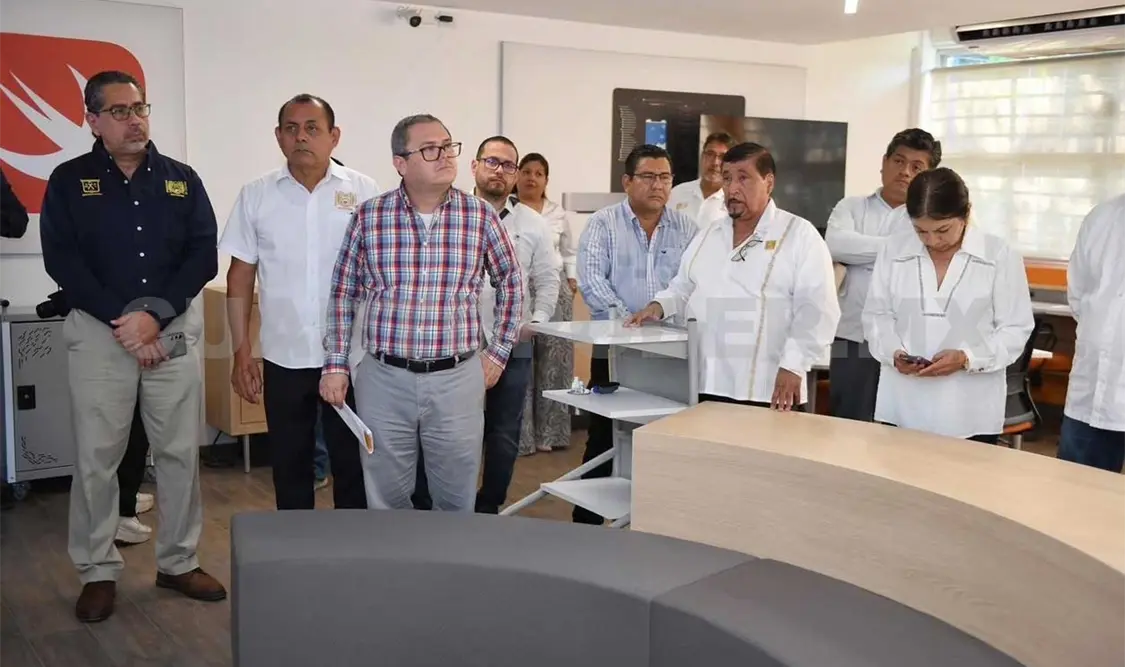 Recorre Chacón Rojas instalaciones del Aula Digital