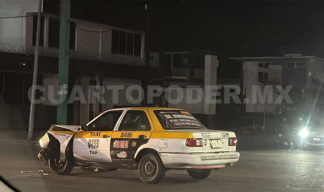 Chocan particular y taxis; embisten a un peatón