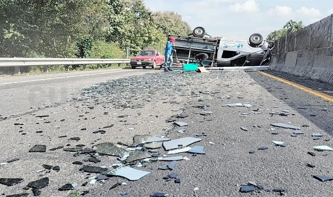 Vuelca camioneta que transportaba vidrio