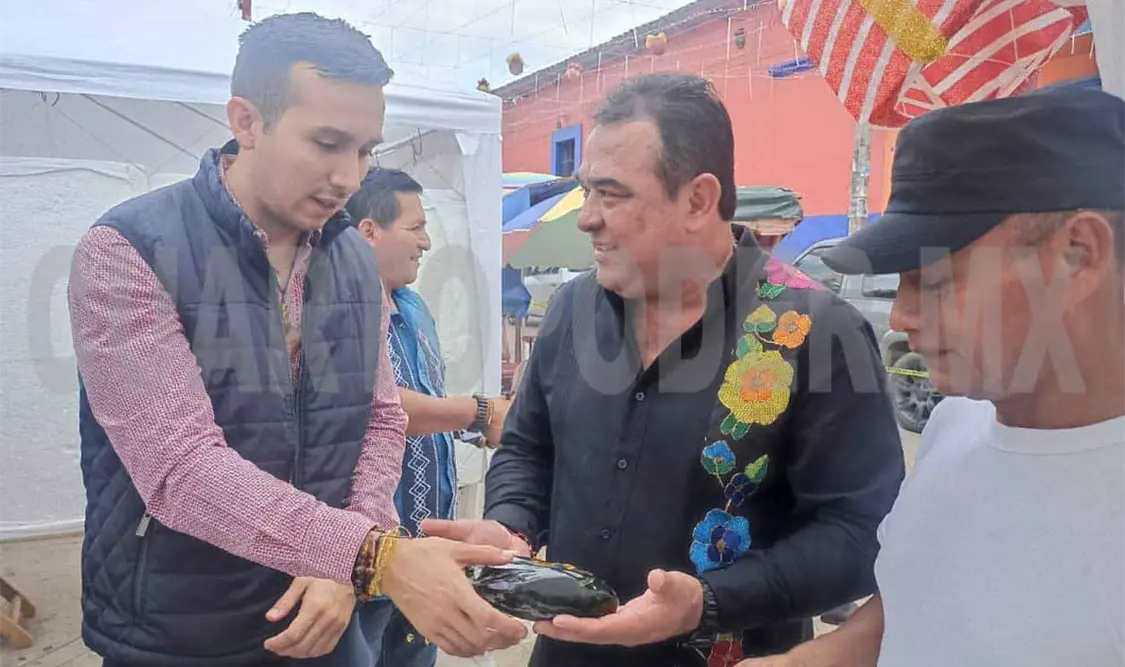Artesanos exponen piezas únicas de ámbar