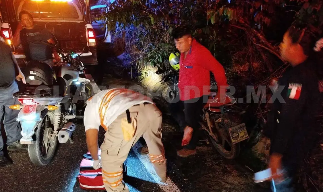 Acaban malheridos tras derrapar y caer de moto