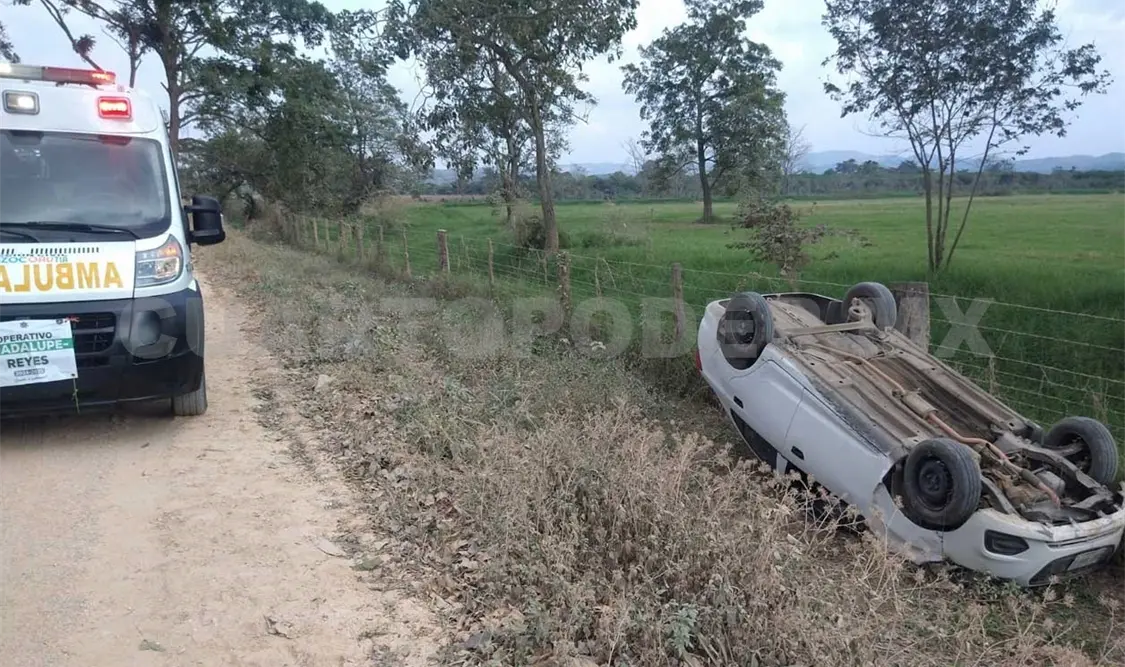 Acaba fuera del camino con las llantas al aire