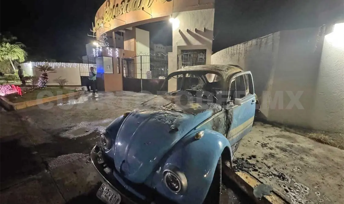 Se incendia Vocho en encontronazo en carretera