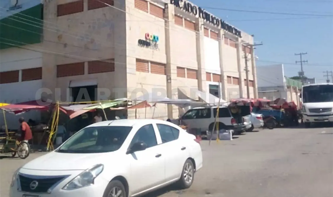Al exterior del mercado, aseguran, venden queso en mal estado. Noel Vázquez / CP