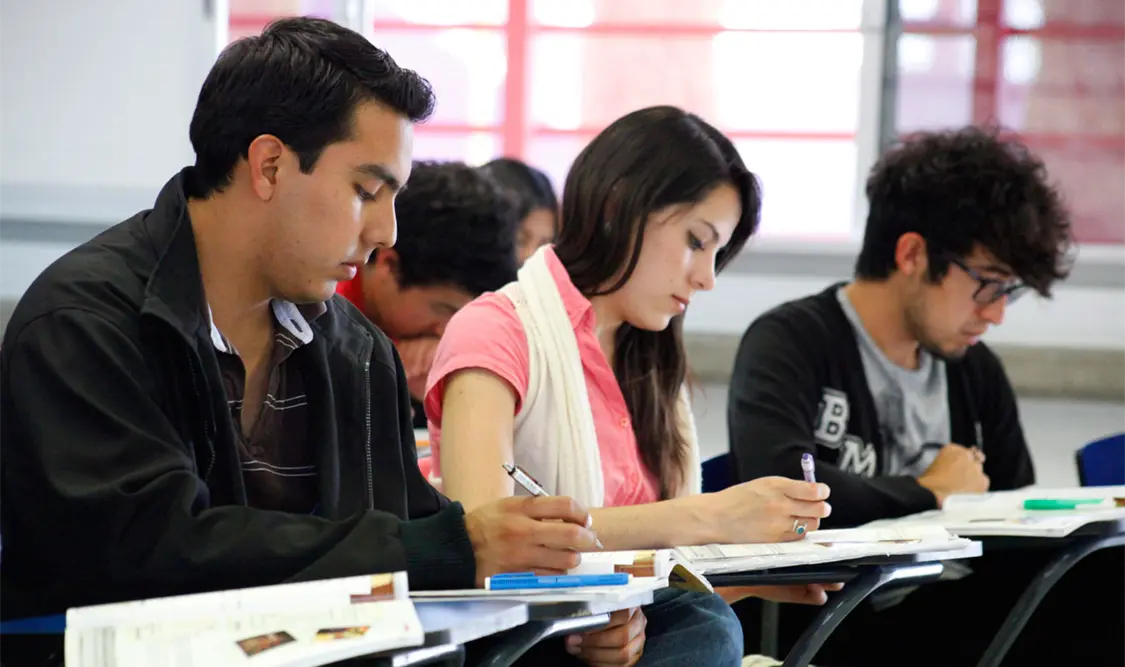 Proponen eliminar pago por título universitario