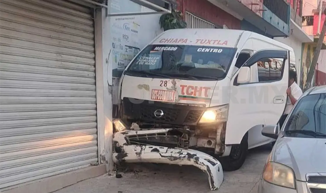 Se estrella contra dos postes y tres casas