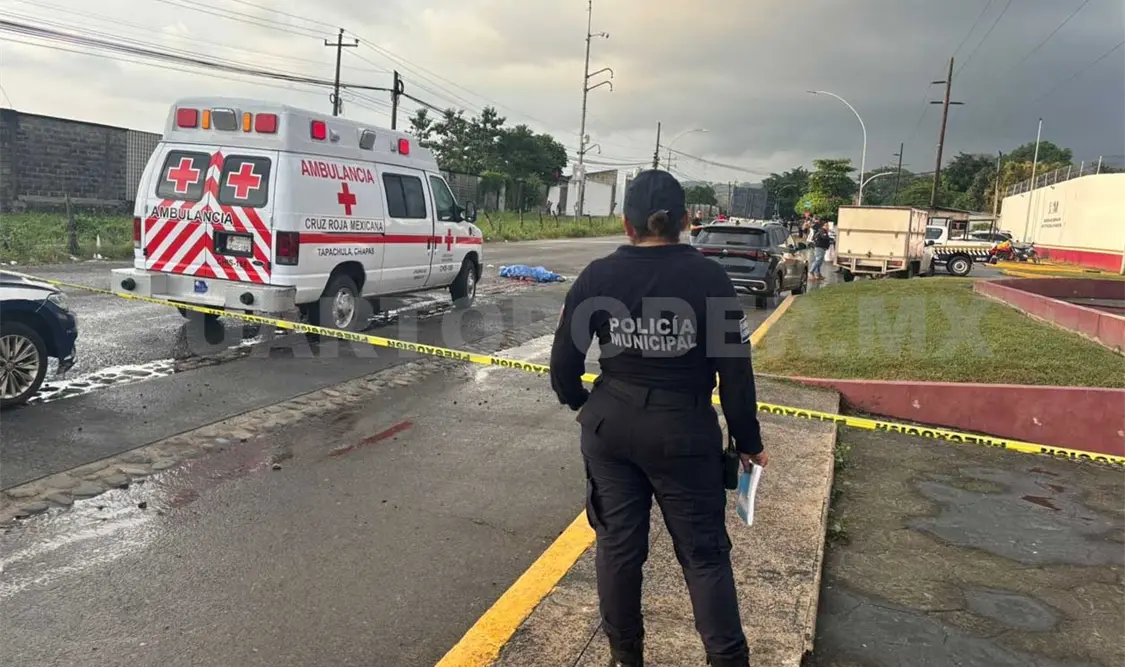 Migrante se arroja a las llantas de un torton