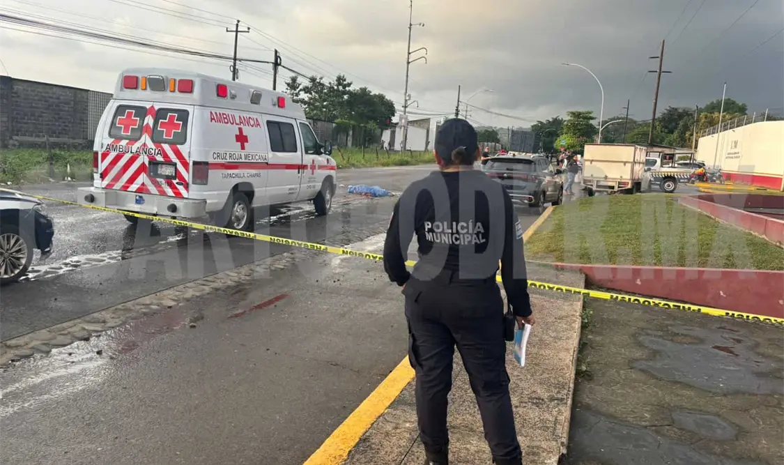 Migrante se arroja a las llantas de un torton