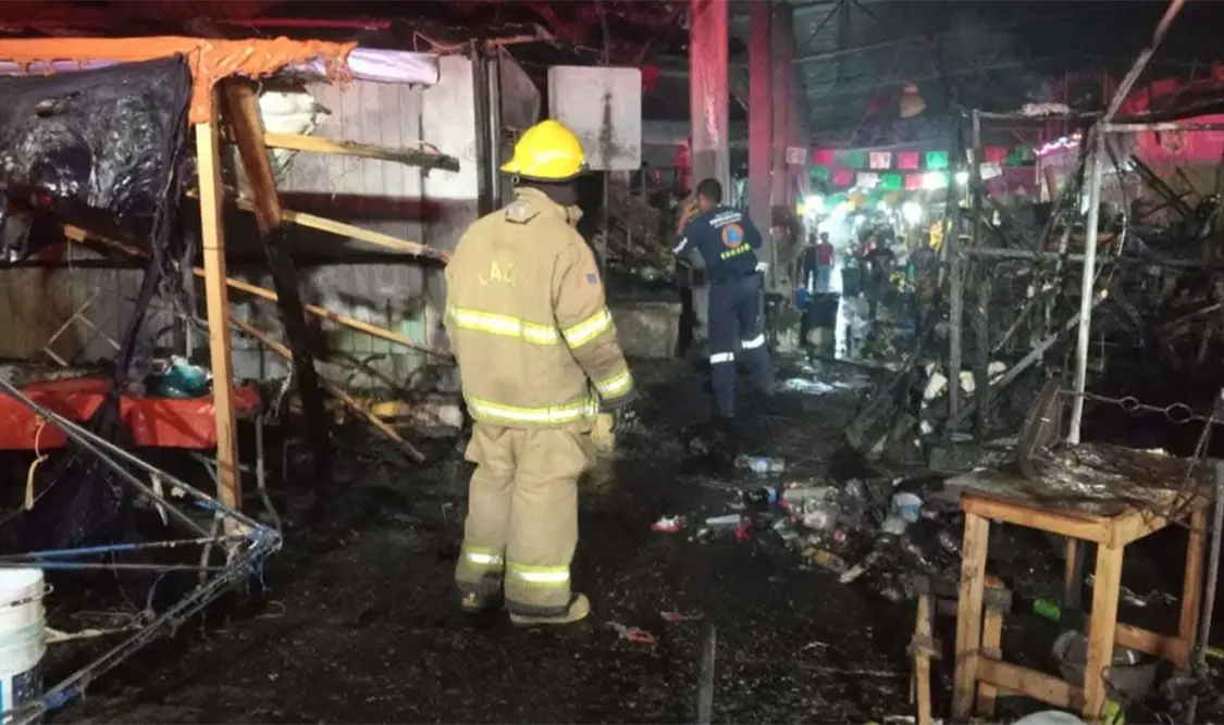 Incendio consume 30 puestos en el Mercado Central