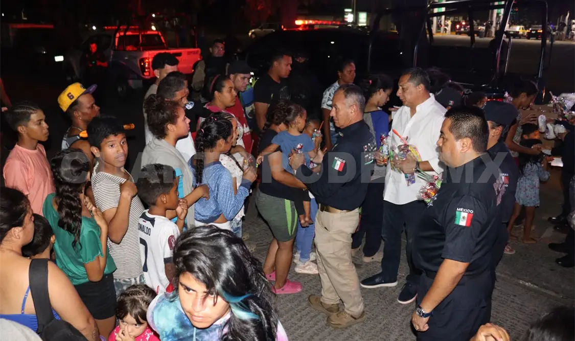 Policías dan regalos a niños migrantes