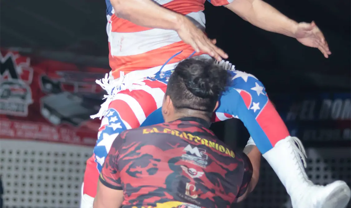 El combate estelar fue tan impactante que los gladiadores presentaron sangre en el rostro. Alan Pola/CP