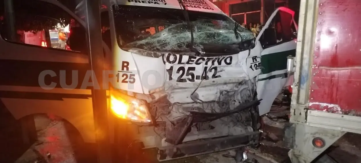 En aparatoso accidente chofer termina prensado