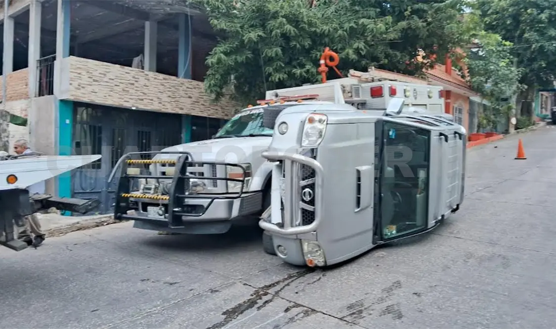 Unidad oficial deja volcada a camioneta
