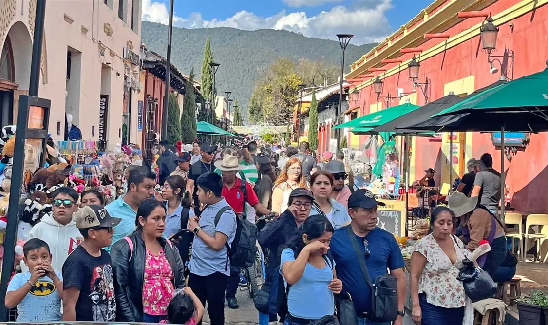Los andadores lucen repletos de visitantes en la gélida ciudad. Manuel Martínez / CP