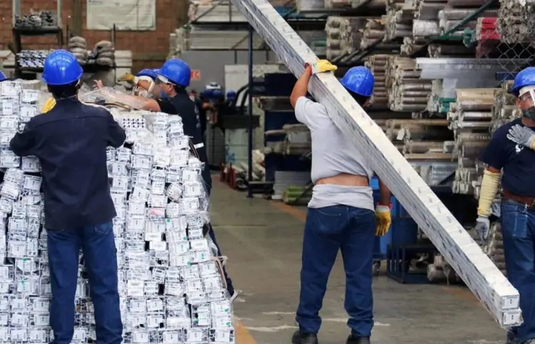 2025 llega con aumento de 12 % al salario mínimo