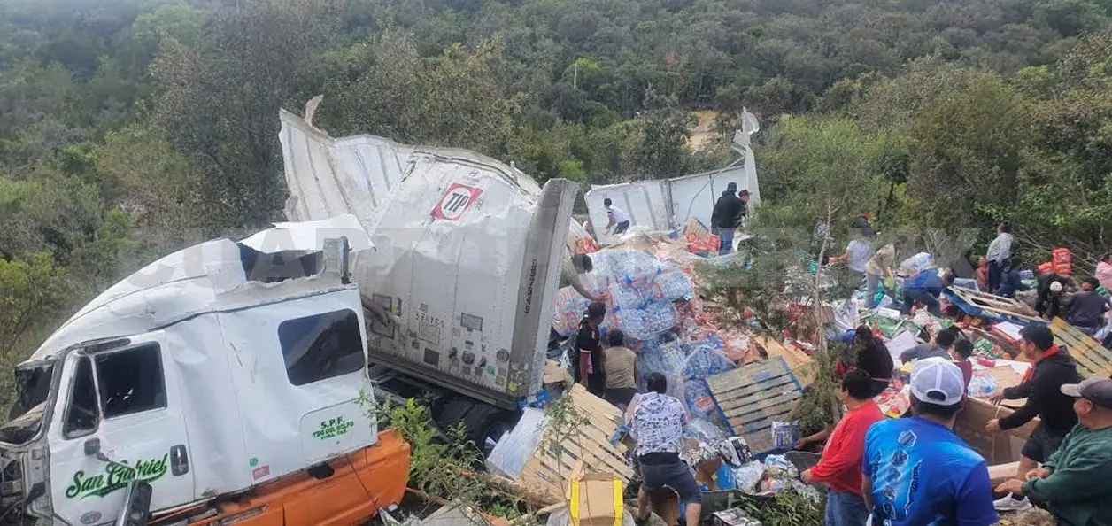 Pobladores rapiñan abarrotes de tráiler volcado en barranco