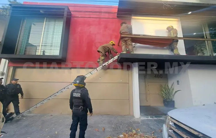 Ebrio casi cae de balcón de domicilio