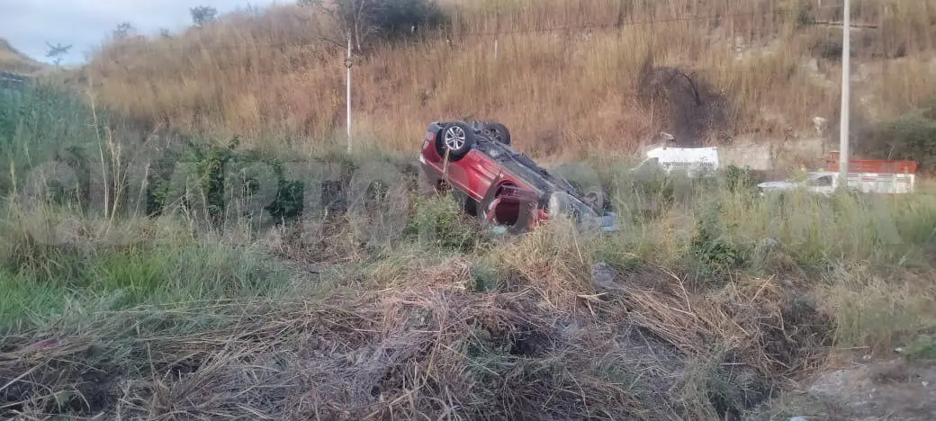 Se accidentan por posible falla mecánica