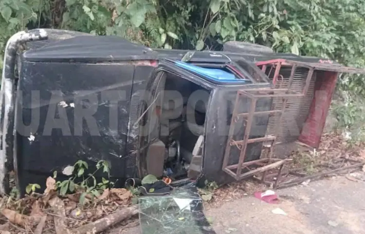 Volcadura deja 15 lesionados; solo seis van al hospital