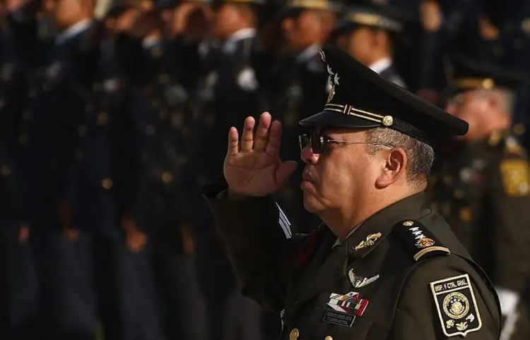Toman protesta al general Maximiliano Cruz
