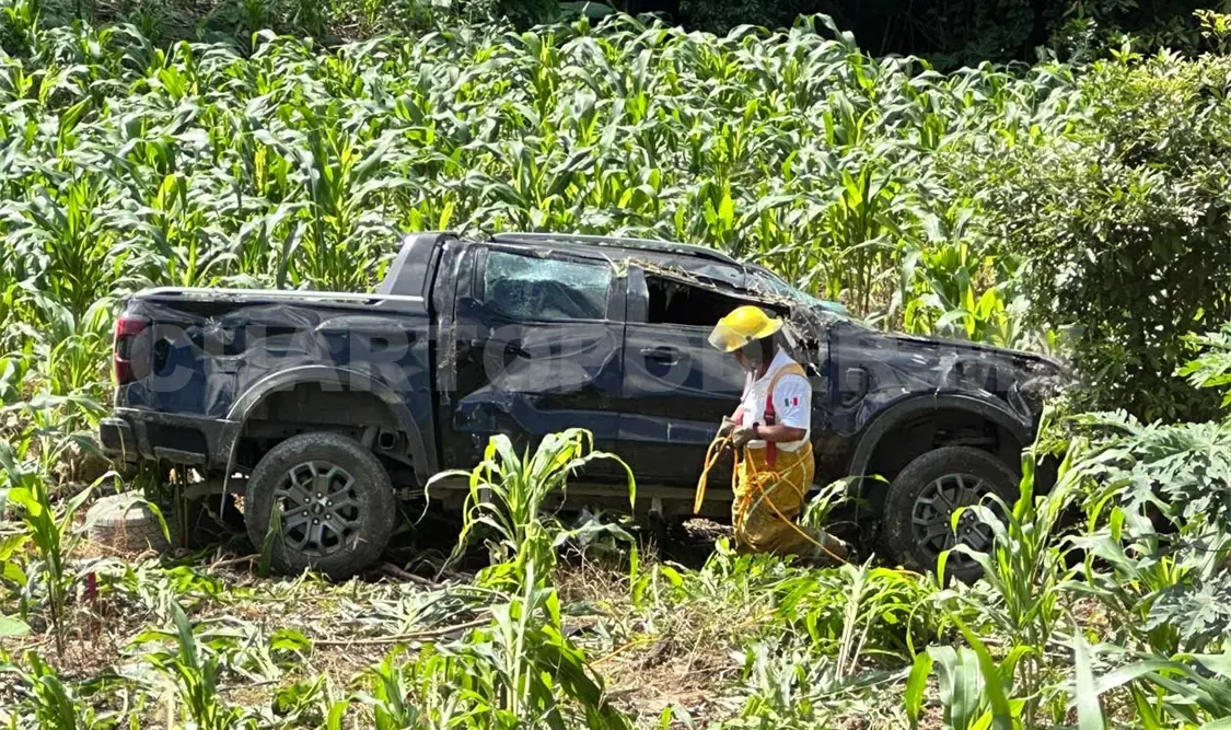 Dormita y abandona el camino; queda volcado