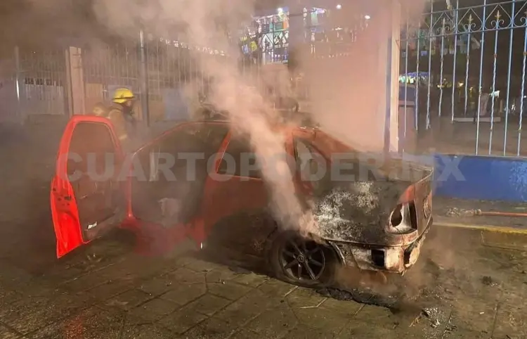 Automóvil es consumido por un incendio