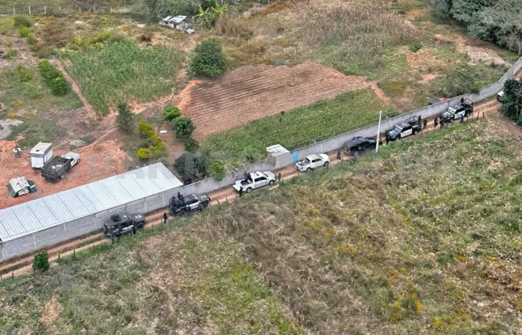 Detienen a tres personas y hallan unidades blindadas