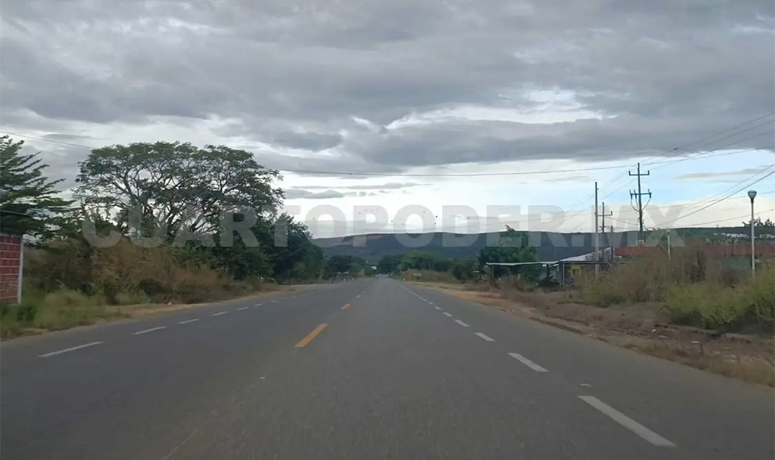 Carretera a la frontera con poca vigilancia y afluencia