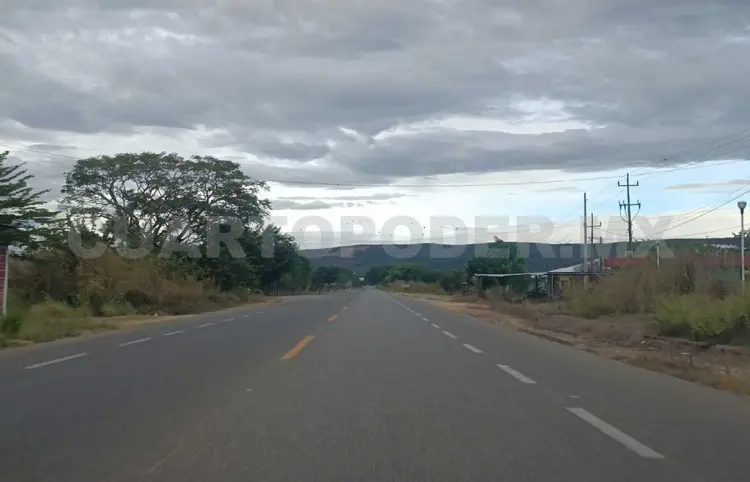 Carretera a la frontera con poca vigilancia y afluencia