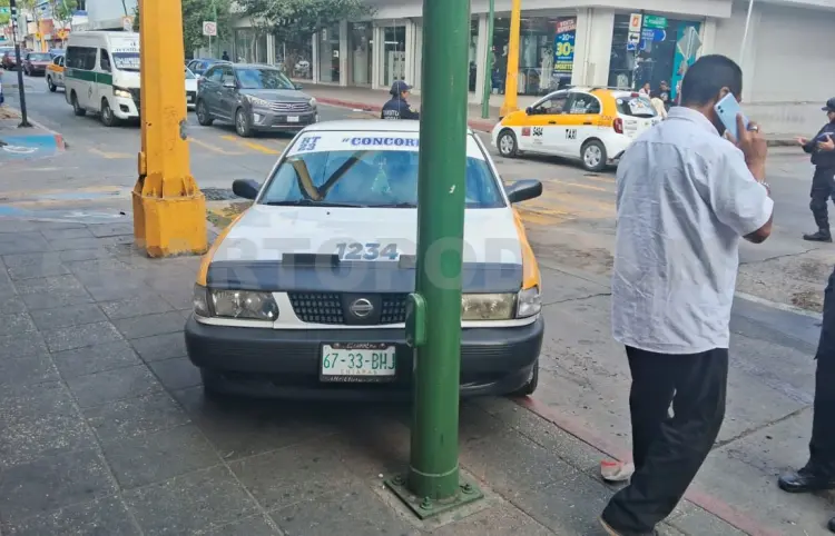 Semaforazo salda con un motociclista policontundido