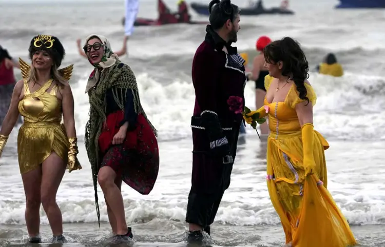 Miles de personas participan en el tradicional chapuzón de Año Nuevo
