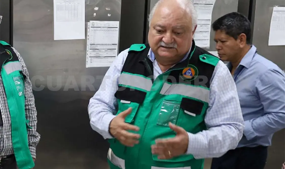El titular del IMSS Chiapas, Hermilo Domínguez, durante un recorrido. Cortesía