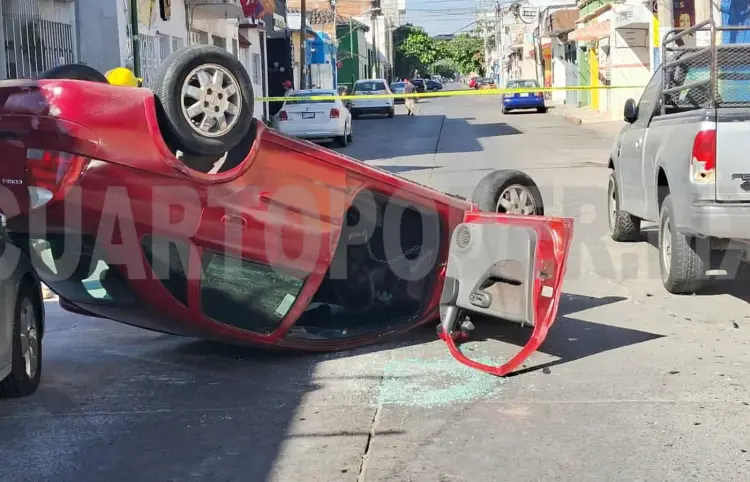 Vuelca automóvil y conductor queda lesionado