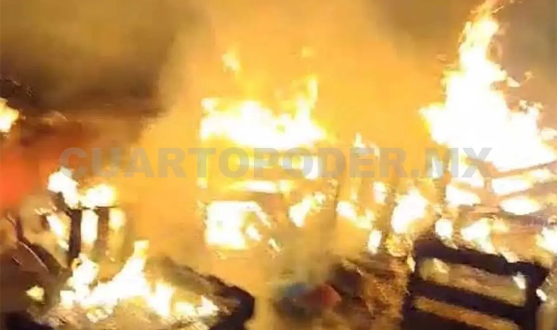 Varias rejas de madera estaban en llamas. Manuel Martínez / CP