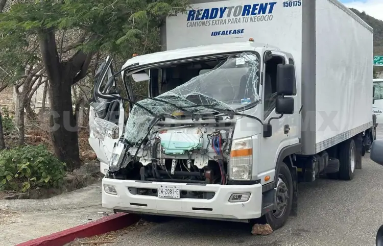 Terminan prensados en la cabina de un camión