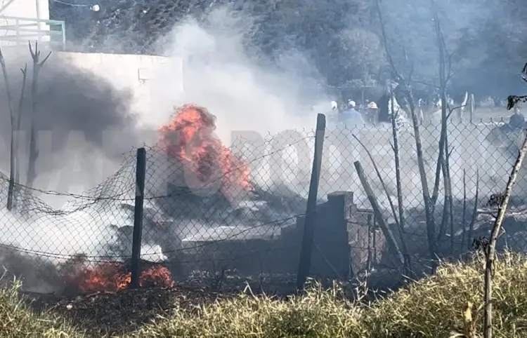 Incendio en recicladora alerta a vecinos