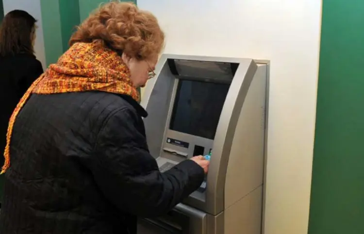 Plantean eliminar comisiones bancarias para adultos mayores