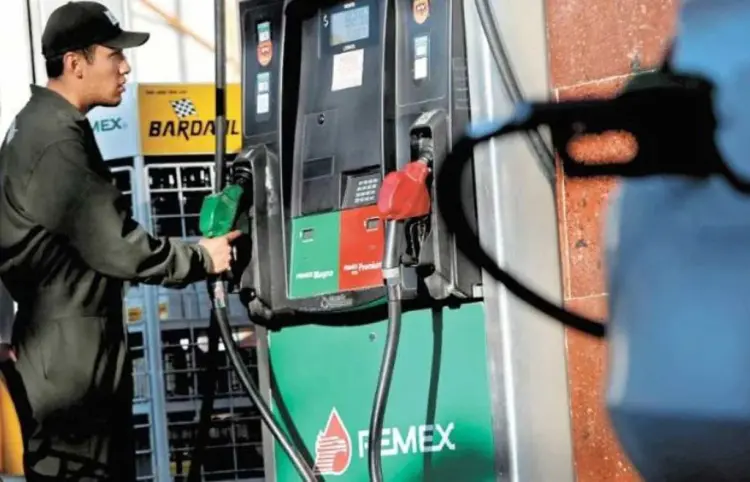 Cuestionan precio de gasolina como "golpe al bolsillo"