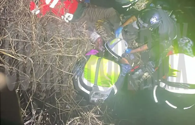 Caen motociclistas a un barranco en Copoya