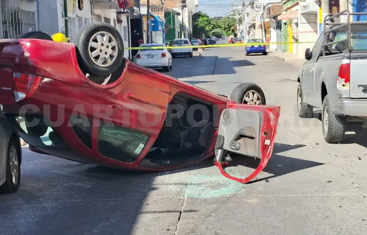 Vuelca automóvil y conductor queda lesionado