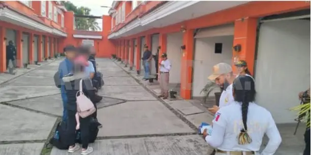 Autoridades rescatan en un hotel a 21 migrantes