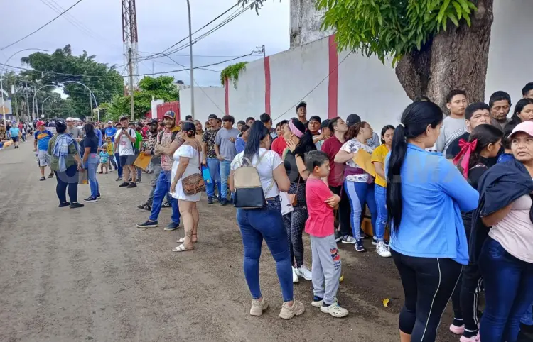 Migrantes piden permiso para irse